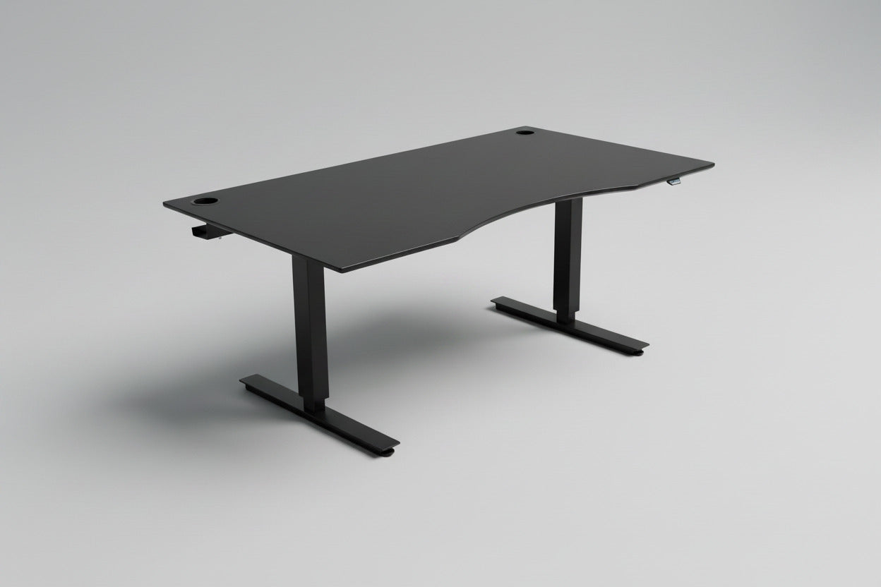 EFG hæve-sænkebord 160x90 cm med sort linoleumsbordplade, mavebue, sort stel, 2 kabelgennemføringer og sort kabelbakke set forfra.